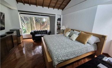 VENTA CASA EN EL POBLADO, con amplio jardín y excelentes acabados.