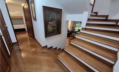 VENTA CASA EN EL POBLADO, con amplio jardín y excelentes acabados.