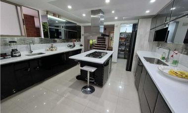 VENTA CASA EN EL POBLADO, con amplio jardín y excelentes acabados.