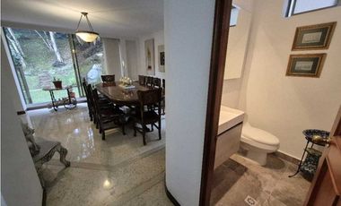 VENTA CASA EN EL POBLADO, con amplio jardín y excelentes acabados.
