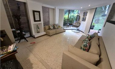 VENTA CASA EN EL POBLADO, con amplio jardín y excelentes acabados.