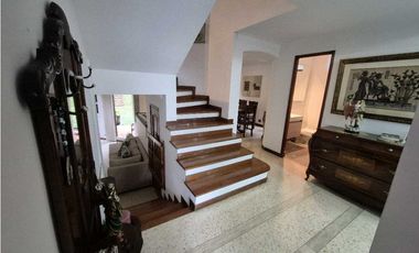VENTA CASA EN EL POBLADO, con amplio jardín y excelentes acabados.