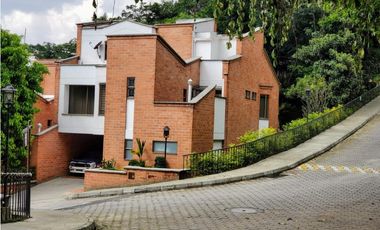 VENTA CASA EN EL POBLADO, con amplio jardín y excelentes acabados.