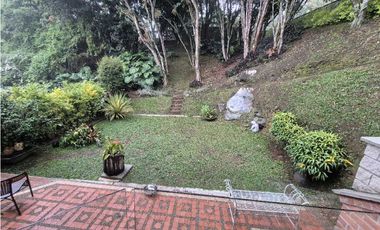 VENTA CASA EN EL POBLADO, con amplio jardín y excelentes acabados.