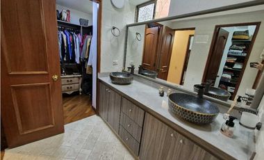 VENTA CASA EN EL POBLADO, con amplio jardín y excelentes acabados.