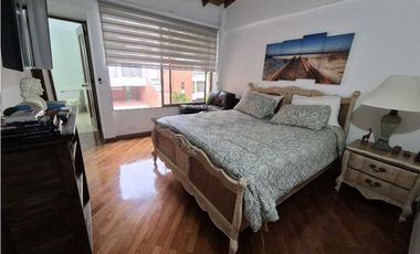 VENTA CASA EN EL POBLADO, con amplio jardín y excelentes acabados.