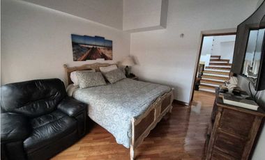 VENTA CASA EN EL POBLADO, con amplio jardín y excelentes acabados.