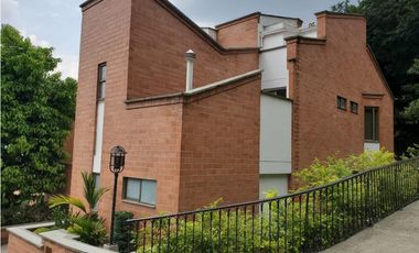 VENTA CASA EN EL POBLADO, con amplio jardín y excelentes acabados.