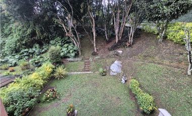VENTA CASA EN EL POBLADO, con amplio jardín y excelentes acabados.