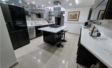 VENTA CASA EN EL POBLADO, con amplio jardín y excelentes acabados.