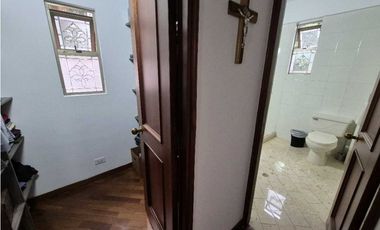 VENTA CASA EN EL POBLADO, con amplio jardín y excelentes acabados.