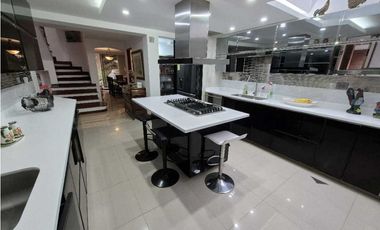VENTA CASA EN EL POBLADO, con amplio jardín y excelentes acabados.
