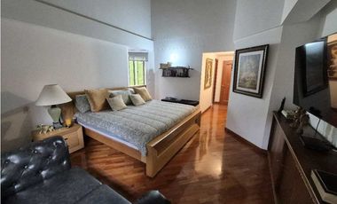 VENTA CASA EN EL POBLADO, con amplio jardín y excelentes acabados.