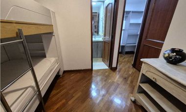 VENTA CASA EN EL POBLADO, con amplio jardín y excelentes acabados.