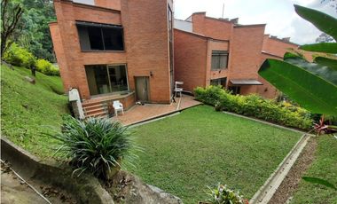 VENTA CASA EN EL POBLADO, con amplio jardín y excelentes acabados.