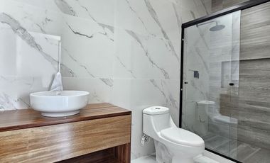 CASA 2 PLANTAS, 2 RECÁMARAS, 2.5 BAÑOS, COCHERA PARA 2 AUTOS, COCINA INTEGRAL.