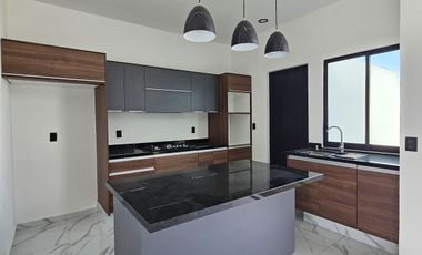 CASA 2 PLANTAS, 2 RECÁMARAS, 2.5 BAÑOS, COCHERA PARA 2 AUTOS, COCINA INTEGRAL.