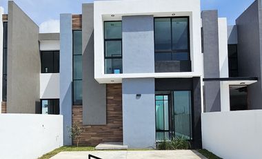 CASA 2 PLANTAS, 2 RECÁMARAS, 2.5 BAÑOS, COCHERA PARA 2 AUTOS, COCINA INTEGRAL.