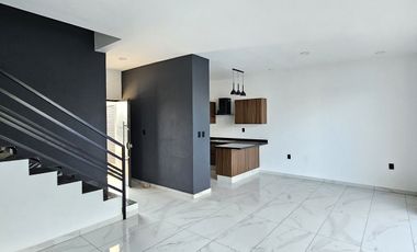 CASA 2 PLANTAS, 3 RECÁMARAS, 2.5 BAÑOS, COCHERA PARA 2 AUTOS.