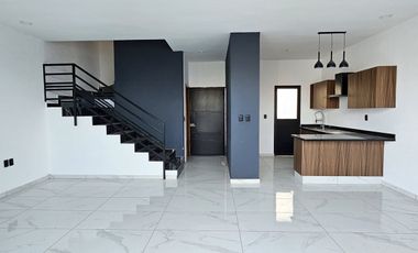 CASA 2 PLANTAS, 3 RECÁMARAS, 2.5 BAÑOS, COCHERA PARA 2 AUTOS.