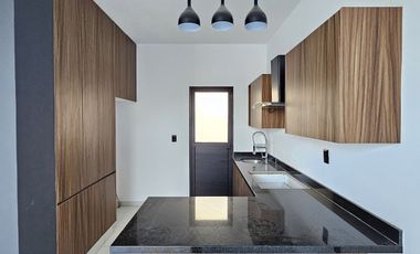 CASA 2 PLANTAS, 3 RECÁMARAS, 2.5 BAÑOS, COCHERA PARA 2 AUTOS.