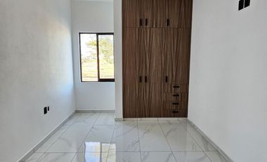 CASA 2 PLANTAS, 3 RECÁMARAS, 2.5 BAÑOS, COCHERA PARA 2 AUTOS.