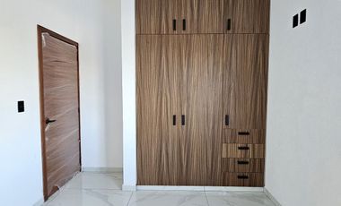 CASA 2 PLANTAS, 3 RECÁMARAS, 2.5 BAÑOS, COCHERA PARA 2 AUTOS.