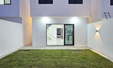 CASA DE 2 PLANTAS, 3 RECÁMARAS, 3 BAÑOS, COCHERA PARA 2 AUTOS