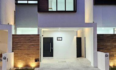 CASA DE 2 PLANTAS, 3 RECÁMARAS, 3 BAÑOS, COCHERA PARA 2 AUTOS