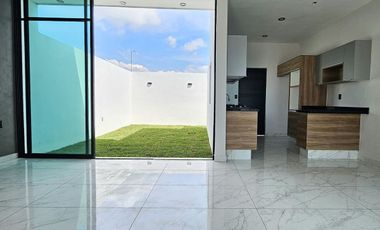 CASA 2 PLANTAS,  2 RECÁMARAS, 2.5 BAÑOS, COCHERA PARA 2 AUTOS