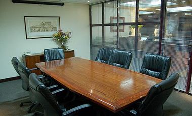 EN ARRIENDO OFICINA  AMOBLADA Y EQUIPADA