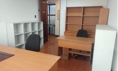 EN ARRIENDO OFICINA  AMOBLADA Y EQUIPADA