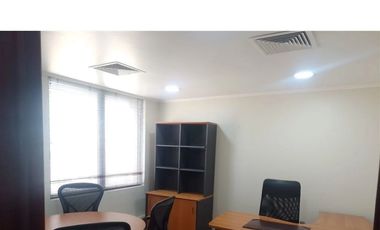EN ARRIENDO OFICINA  AMOBLADA Y EQUIPADA