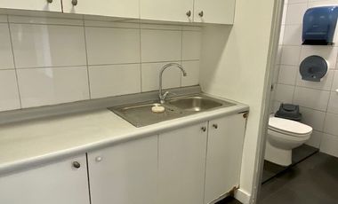 EN ARRIENDO OFICINA  AMOBLADA Y EQUIPADA