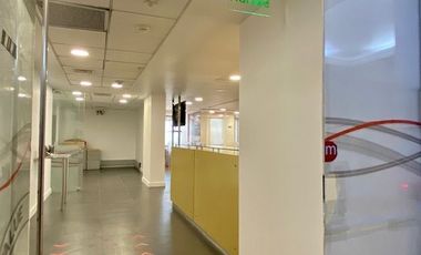 EN ARRIENDO OFICINA  AMOBLADA Y EQUIPADA