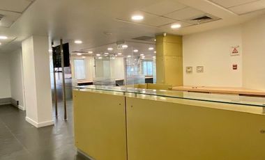 EN ARRIENDO OFICINA  AMOBLADA Y EQUIPADA