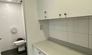 EN ARRIENDO OFICINA  AMOBLADA Y EQUIPADA