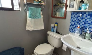 1 DORMITORIO Y BAÑO EN 1ER PISO.