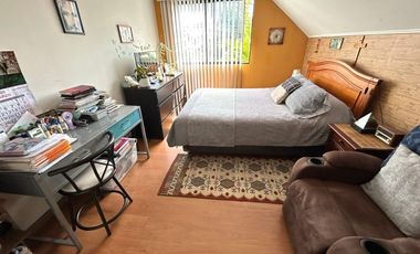 1 DORMITORIO Y BAÑO EN 1ER PISO.