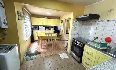 1 DORMITORIO Y BAÑO EN 1ER PISO.