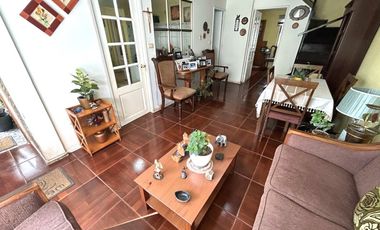 1 DORMITORIO Y BAÑO EN 1ER PISO.