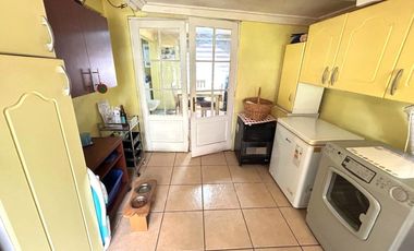 1 DORMITORIO Y BAÑO EN 1ER PISO.