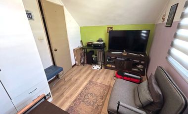 1 DORMITORIO Y BAÑO EN 1ER PISO.