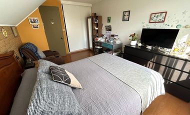 1 DORMITORIO Y BAÑO EN 1ER PISO.