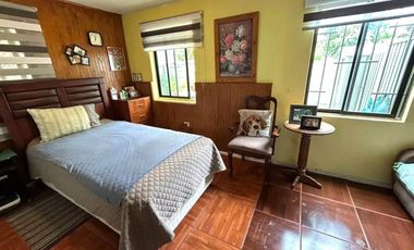 1 DORMITORIO Y BAÑO EN 1ER PISO.