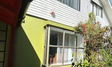 1 DORMITORIO Y BAÑO EN 1ER PISO.