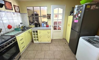 1 DORMITORIO Y BAÑO EN 1ER PISO.