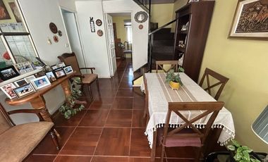 1 DORMITORIO Y BAÑO EN 1ER PISO.
