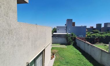 Casa en  Alquiler 3 dorm,3 baños,cochera doble,jardin -Altos de Manantiales-