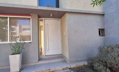 Casa en  Alquiler 3 dorm,3 baños,cochera doble,jardin -Altos de Manantiales-
